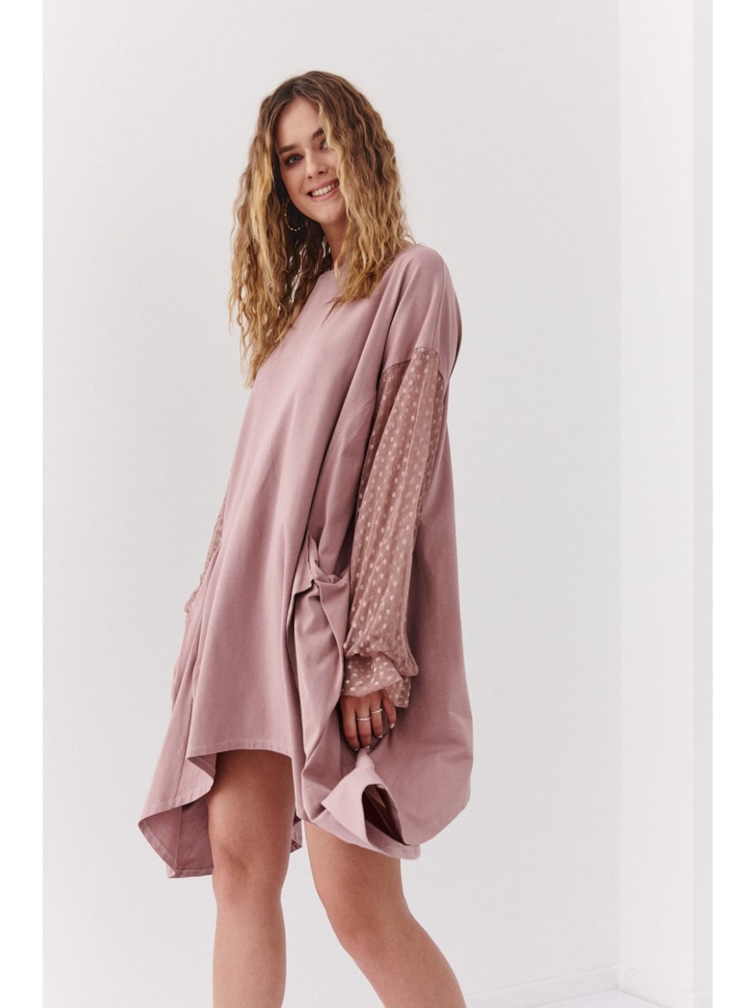 Asymmetrisches Oversize-Kleid mit transparenten Cappuccino-Ärmeln FK615 – Online-Shop – Boutique